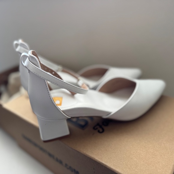 White Leather Low Heel Bared Footwear Quelea Pointed Toe Shoes V-Vamp - Picture 7 of 8